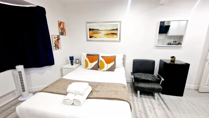 Flat Osprey Lane in Greater London