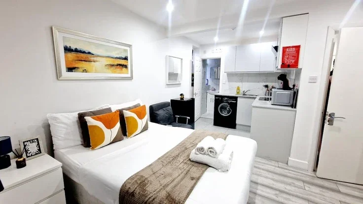 Flat Osprey Lane in Greater London