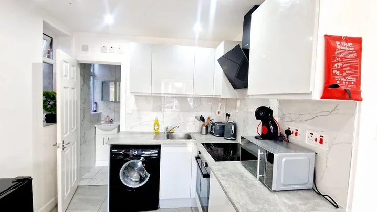 Flat Osprey Lane in Greater London