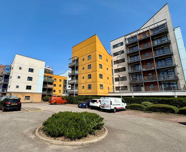 Flat Maltings Close in London
