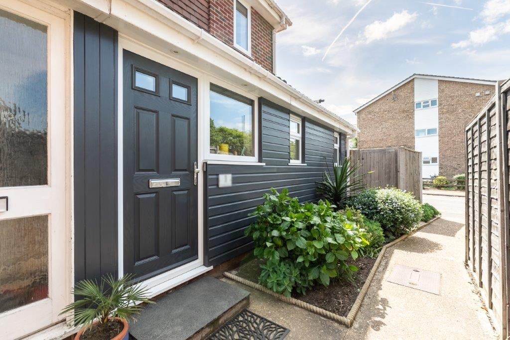 House Somerset Close in Elmbridge