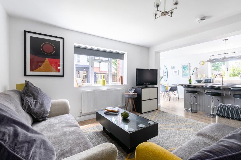 House Somerset Close in Elmbridge