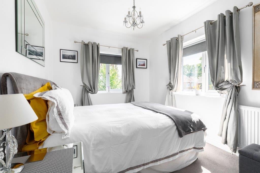 House Somerset Close in Elmbridge