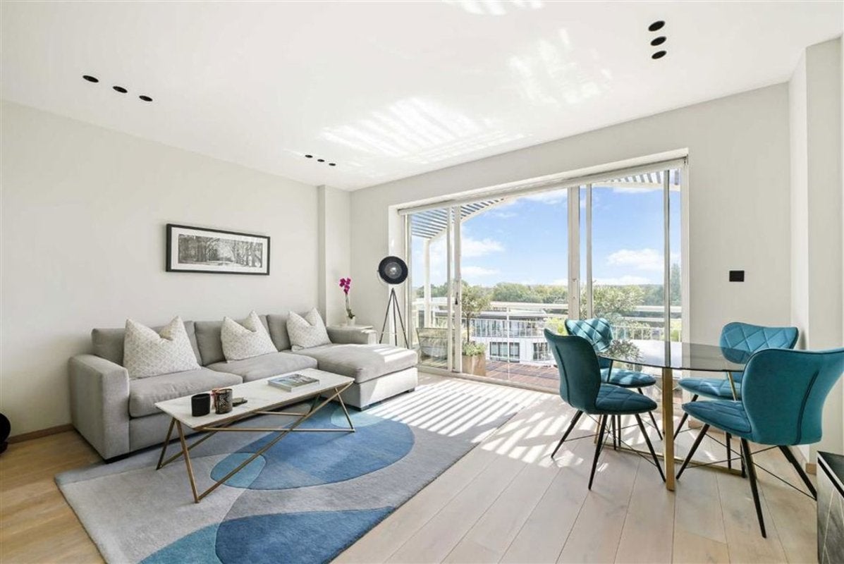 Flat Kew Bridge Road in Greater London