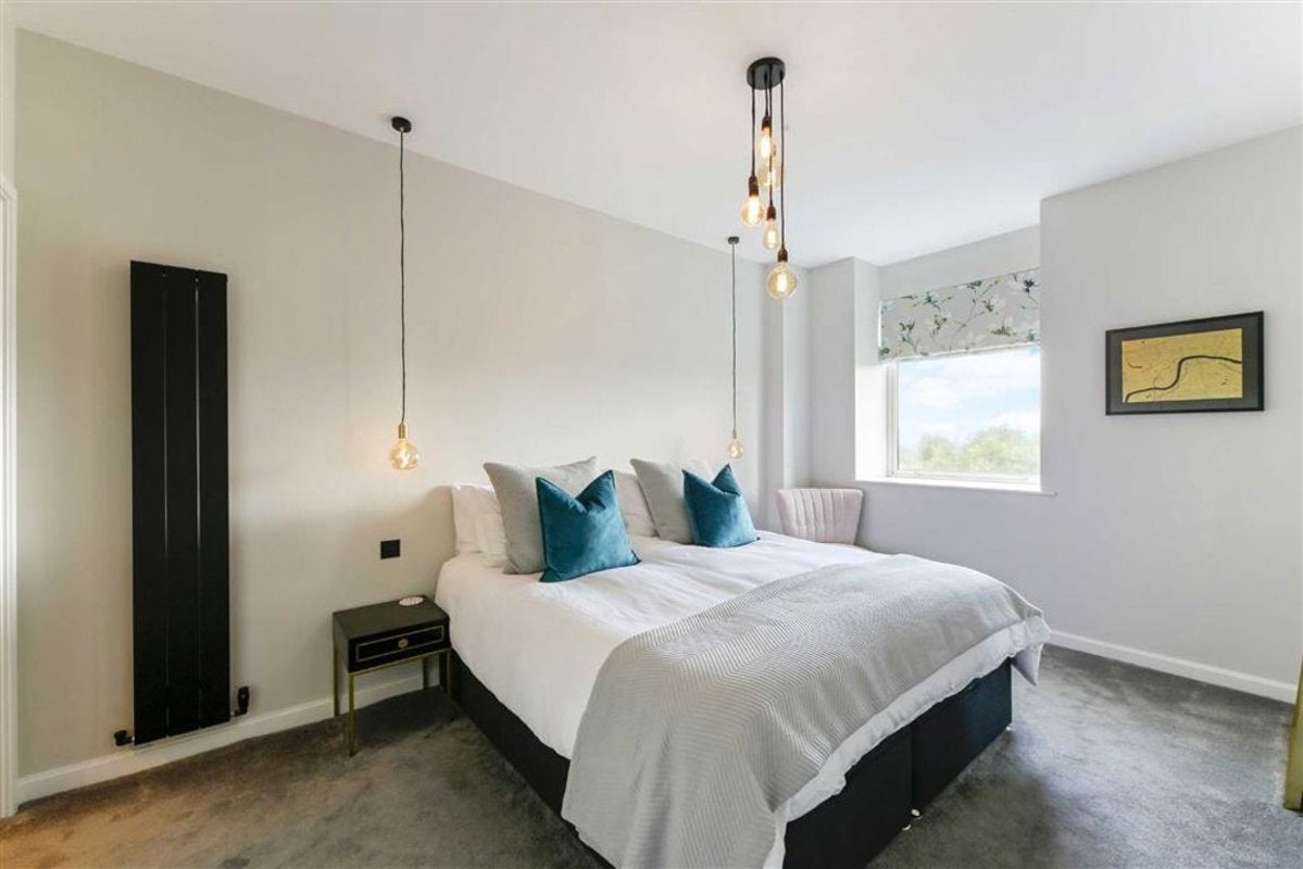 Flat Kew Bridge Road in Greater London