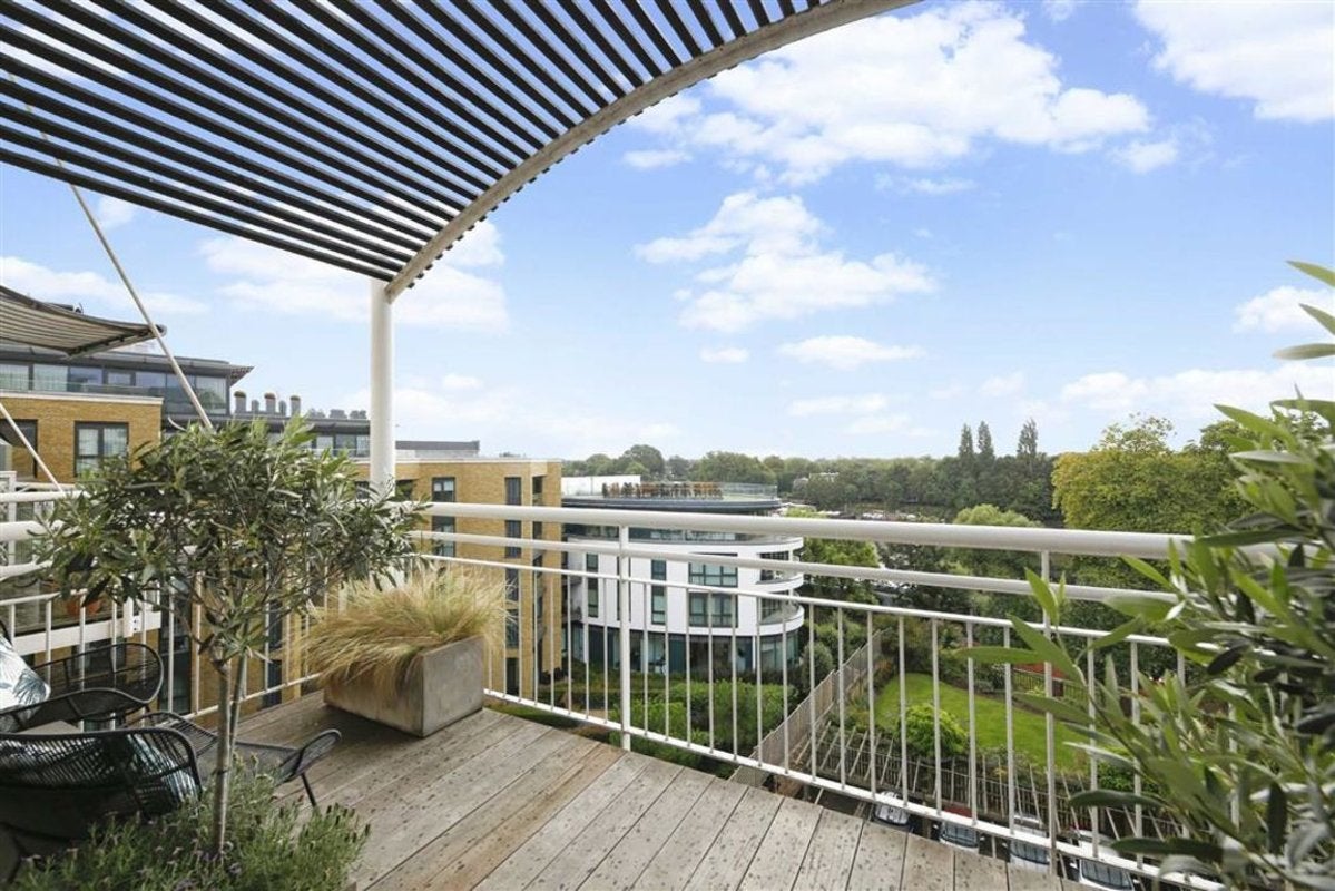Flat Kew Bridge Road in Greater London