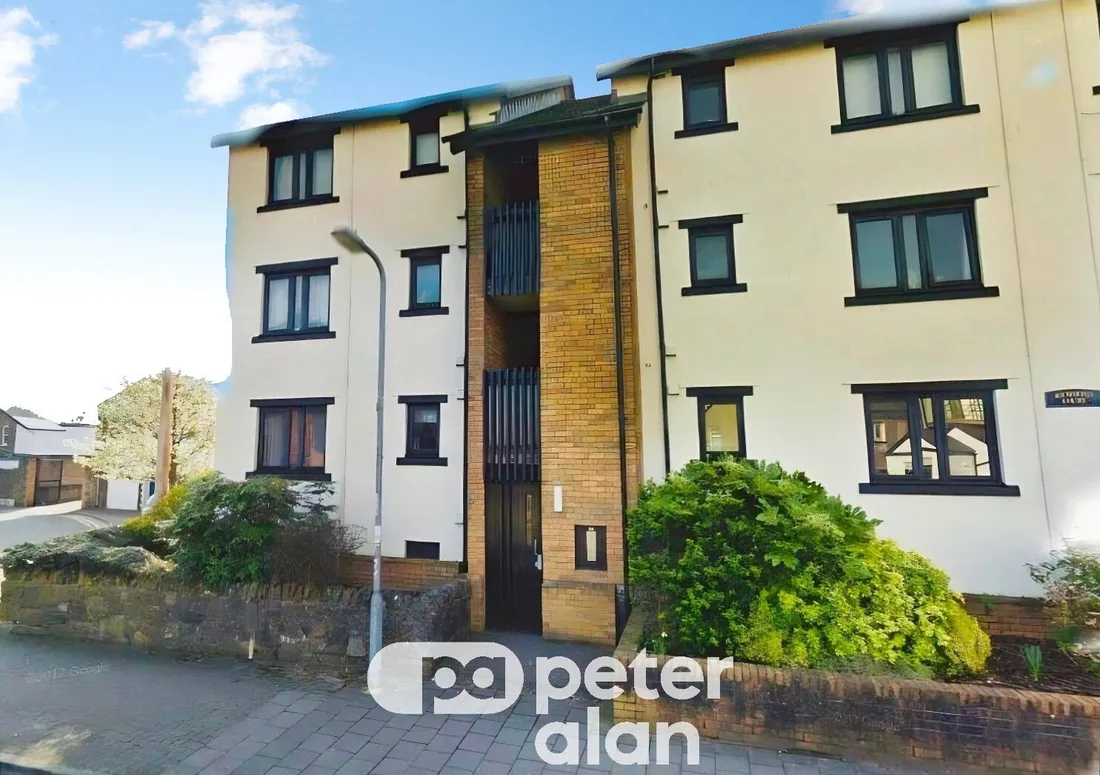 Flat Saint Peter's Street in Cardiff
