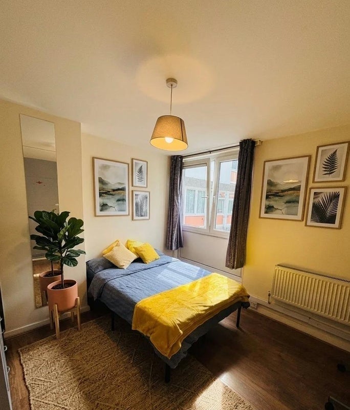 Room Thomas Baines Road in Greater London