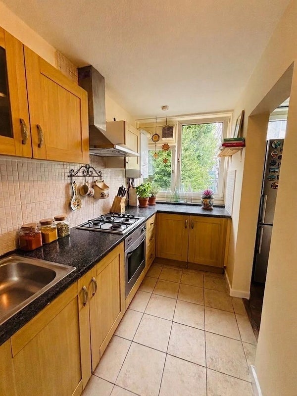 Room Thomas Baines Road in Greater London