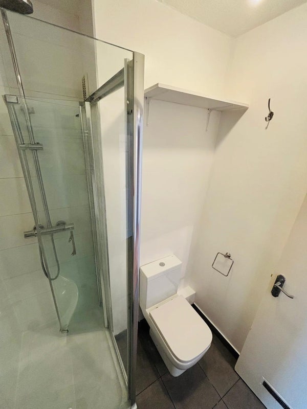 Room Thomas Baines Road in Greater London