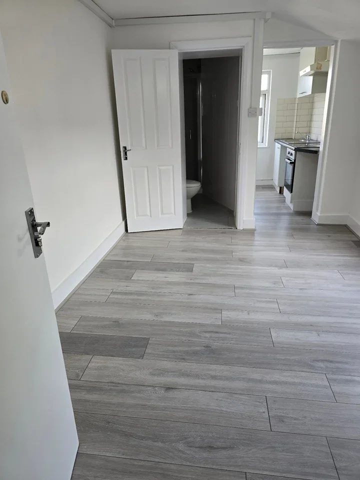 Flat Chestnut Rise in Greater London