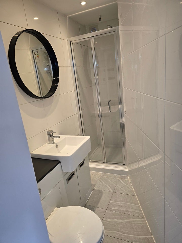 Flat Chestnut Rise in Greater London