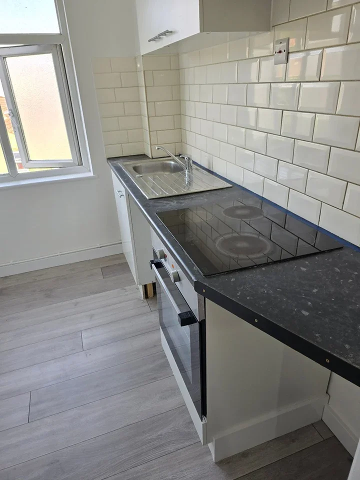 Flat Chestnut Rise in Greater London