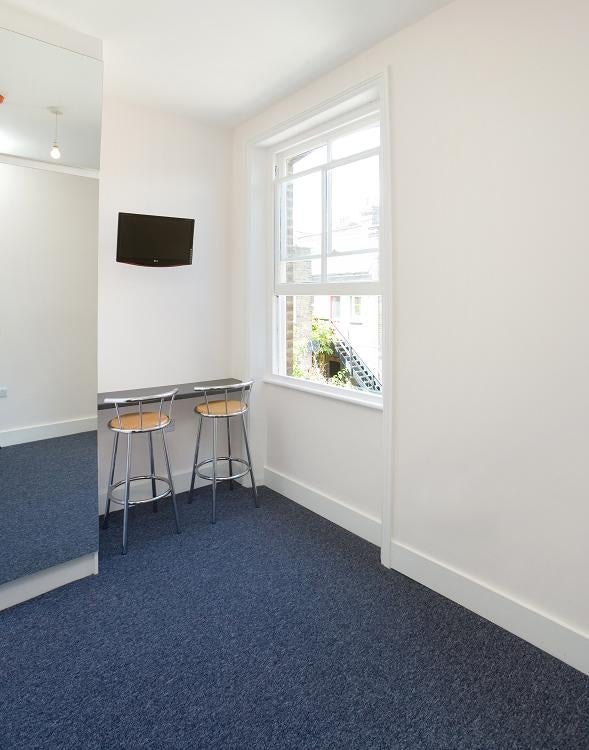 Flat Shinfield Street in Greater London