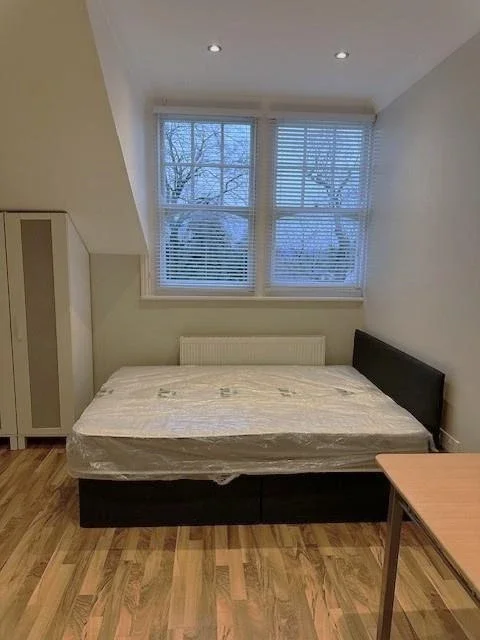Room Queens Avenue in Greater London