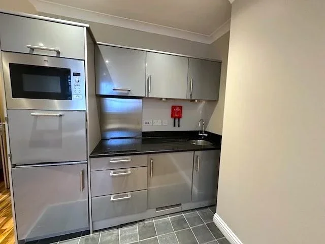 Room Queens Avenue in Greater London
