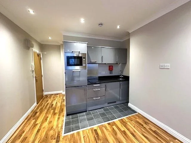 Room Queens Avenue in Greater London
