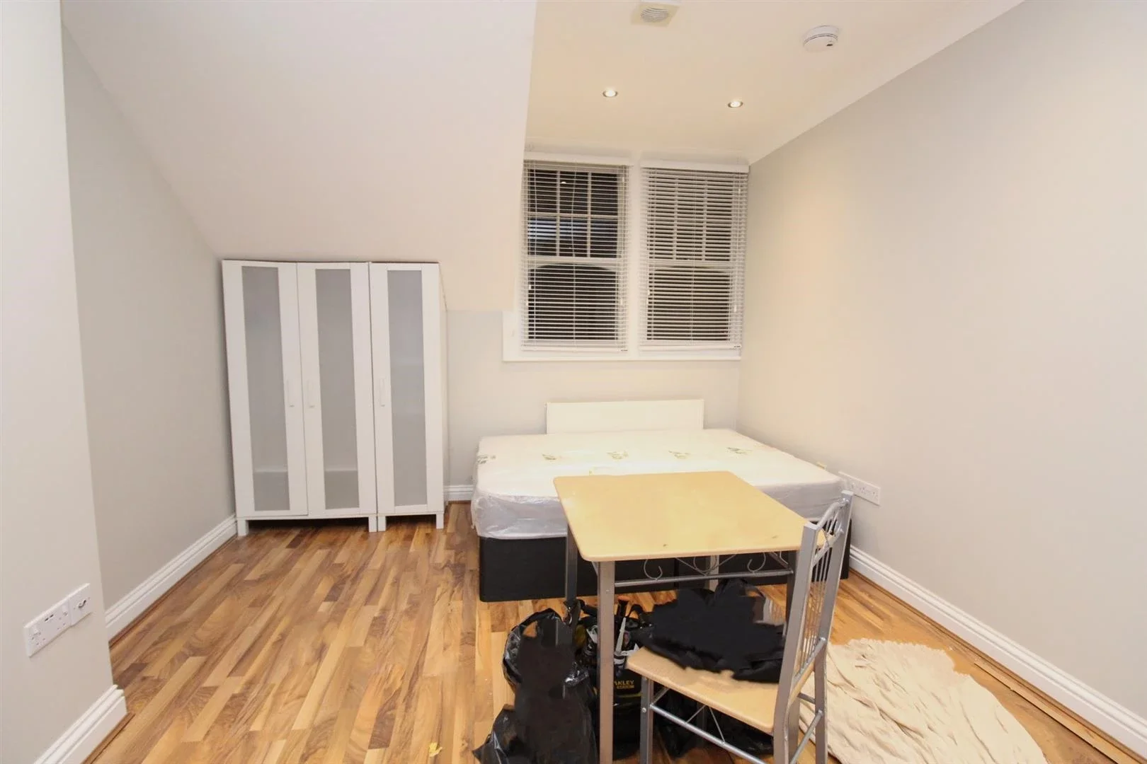 Room Queens Avenue in Greater London