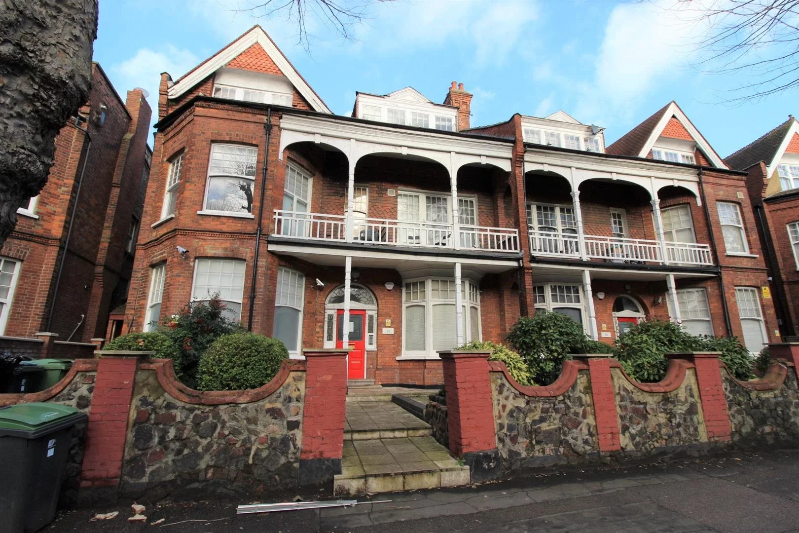 Room Queens Avenue in Greater London