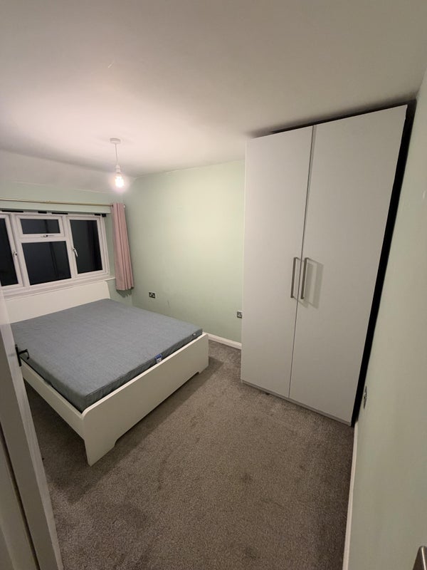 Room Meadfield Road in Slough