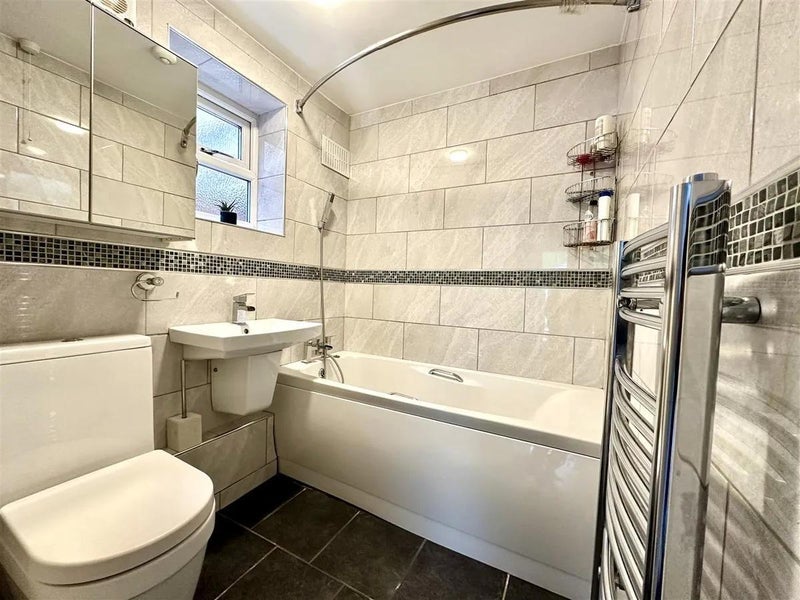 Room Meadfield Road in Slough