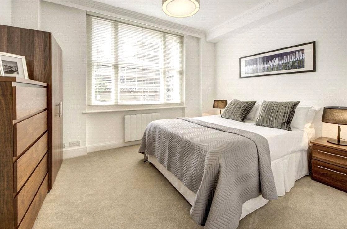 Flat Hill Street in City of Westminster