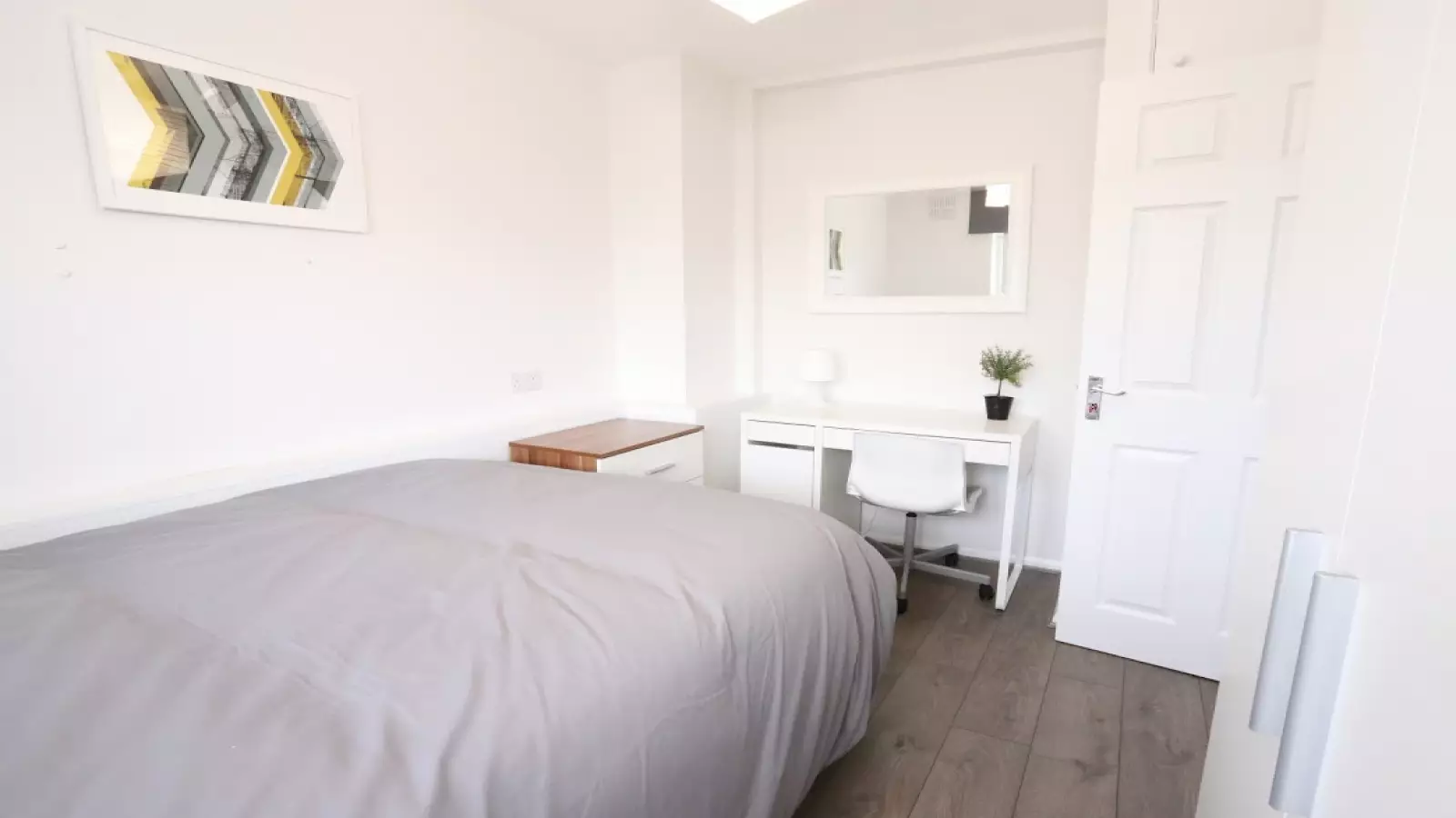 Room Kemps Drive in Greater London