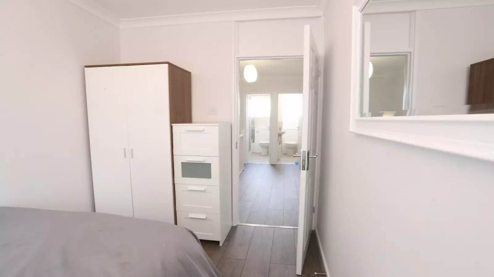 Room Kemps Drive in Greater London