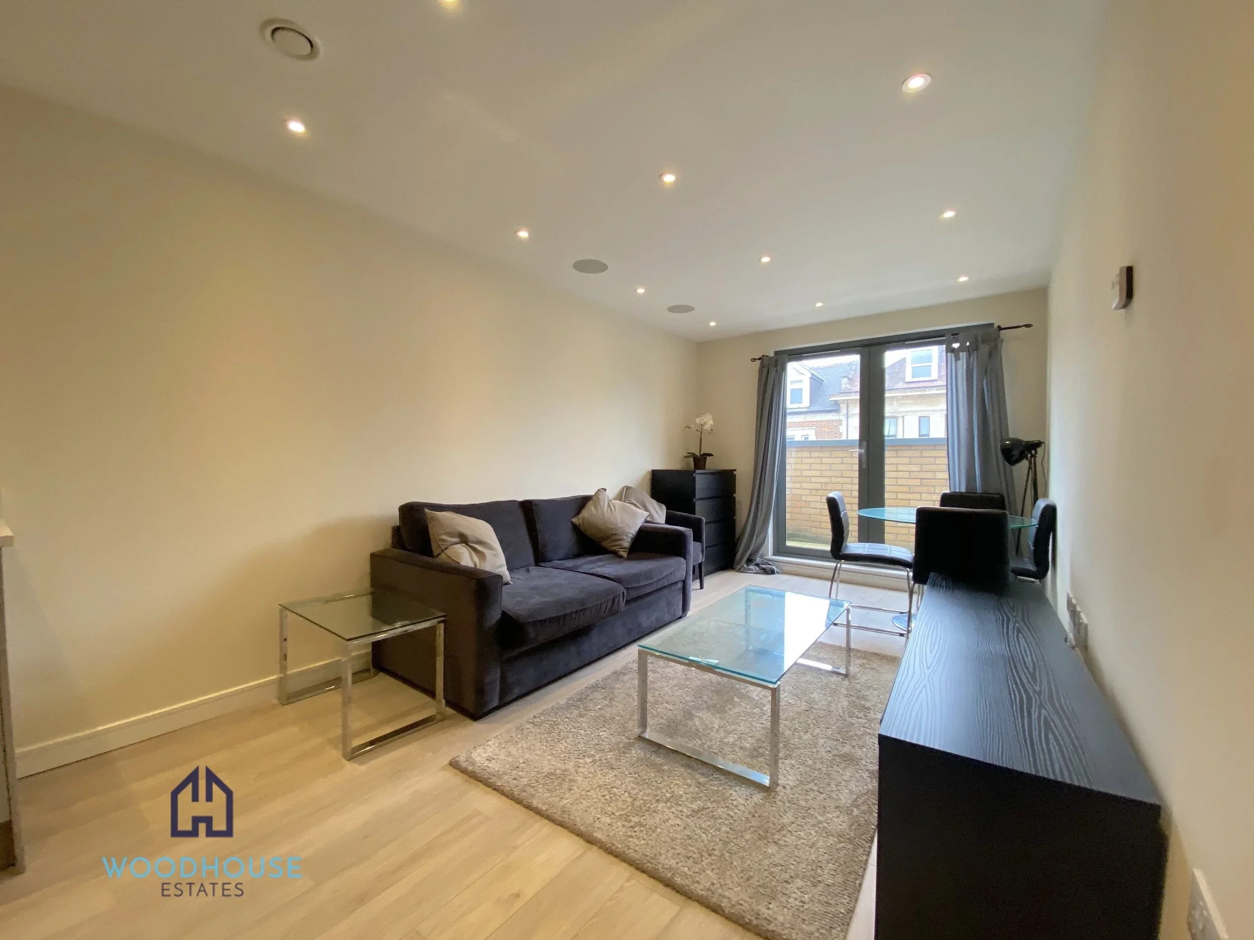 Flat Friern Barnet Road in Greater London