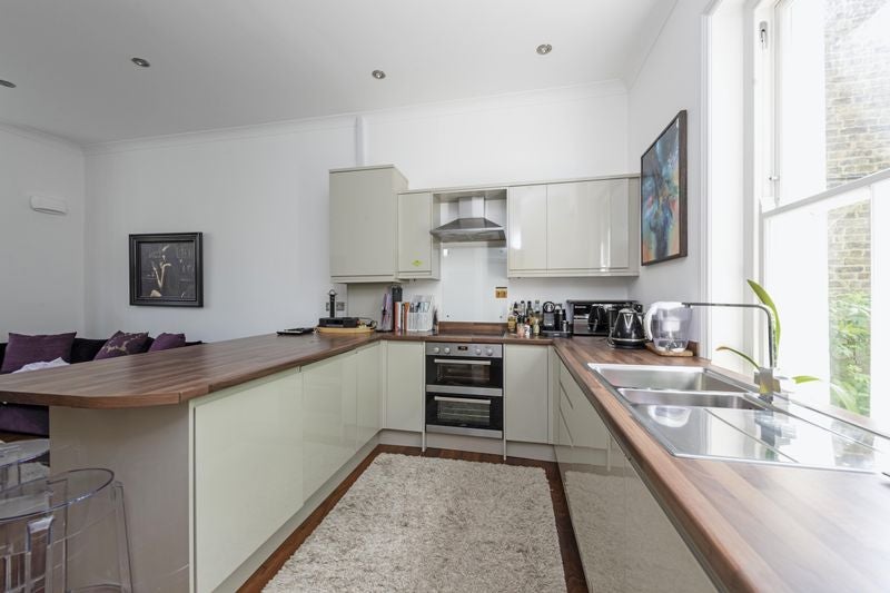 Flat Durand Gardens in Greater London