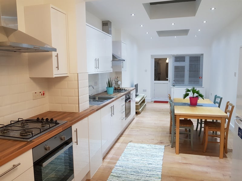 Room Oakdale Road in Greater London