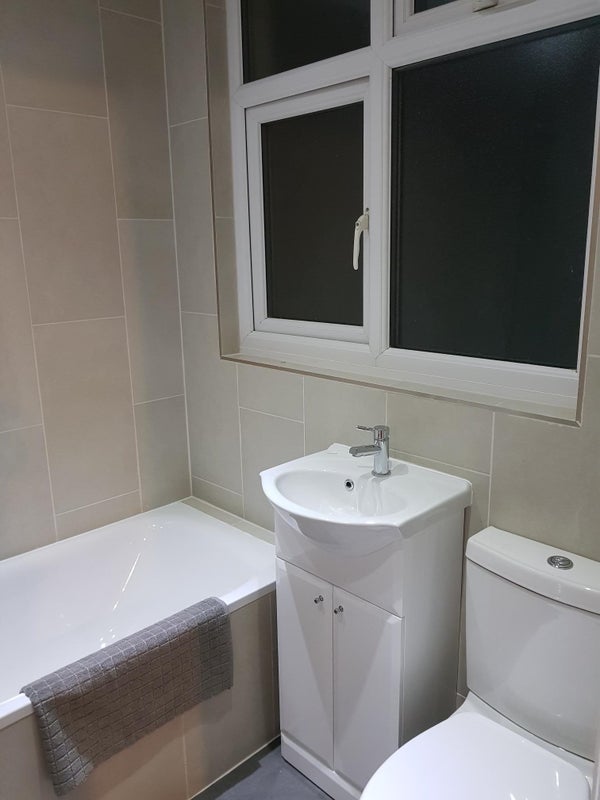 Room Oakdale Road in Greater London