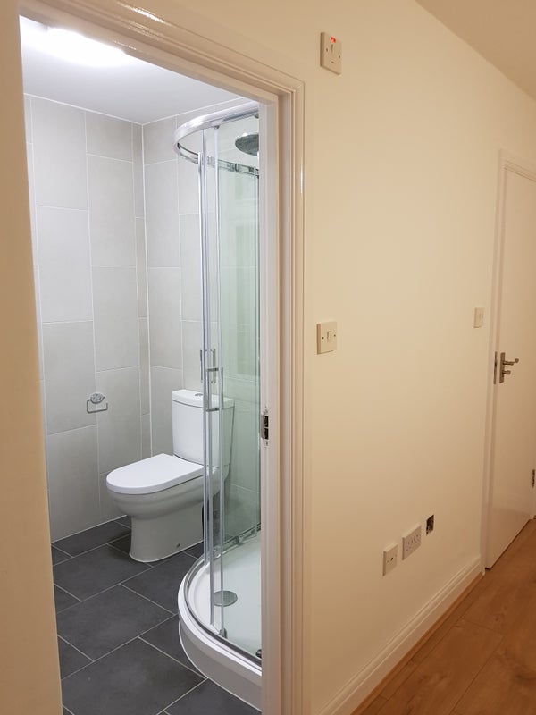 Room Oakdale Road in Greater London