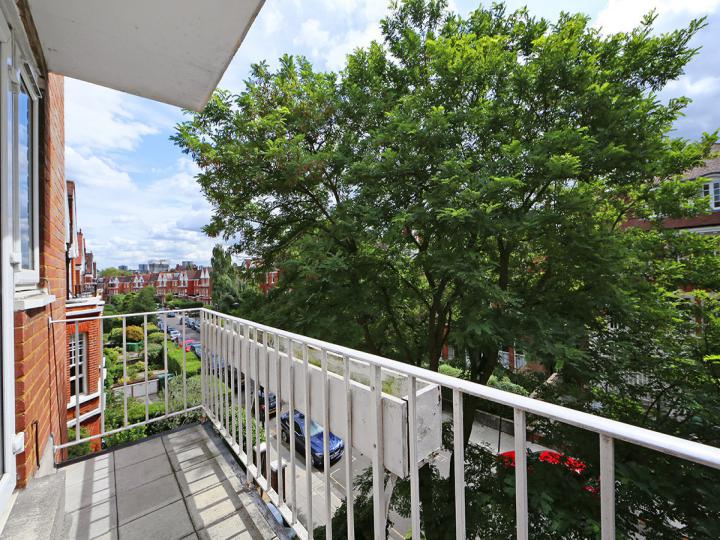 Flat Kingsland Road in Greater London