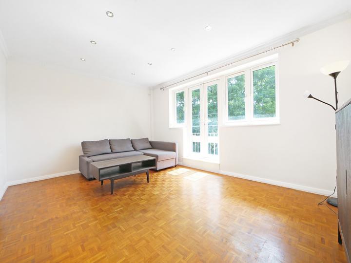 Flat Kingsland Road in Greater London