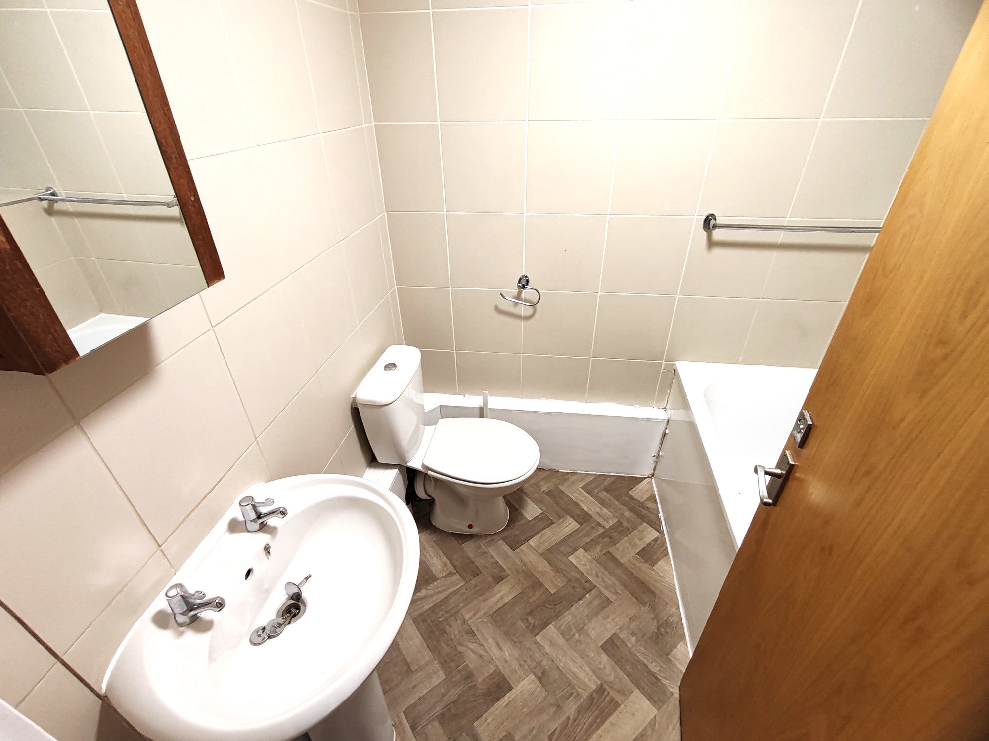 Flat Fullwell Avenue in Greater London