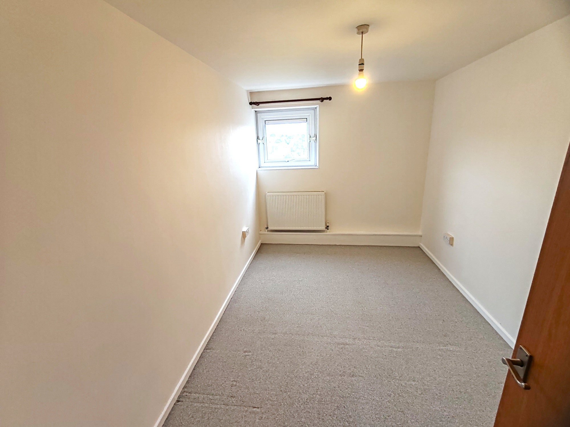 Flat Fullwell Avenue in Greater London