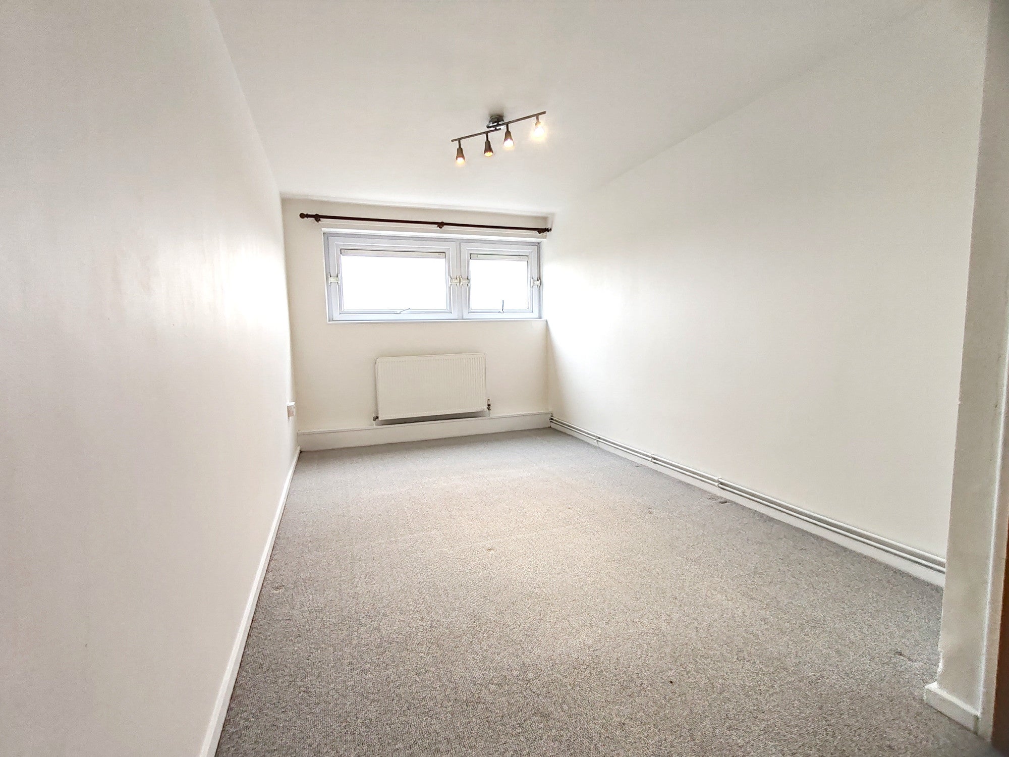 Flat Fullwell Avenue in Greater London