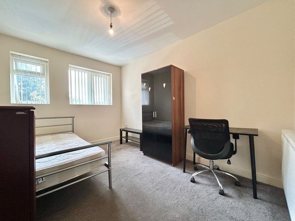 Room Foleshill Road in Coventry
