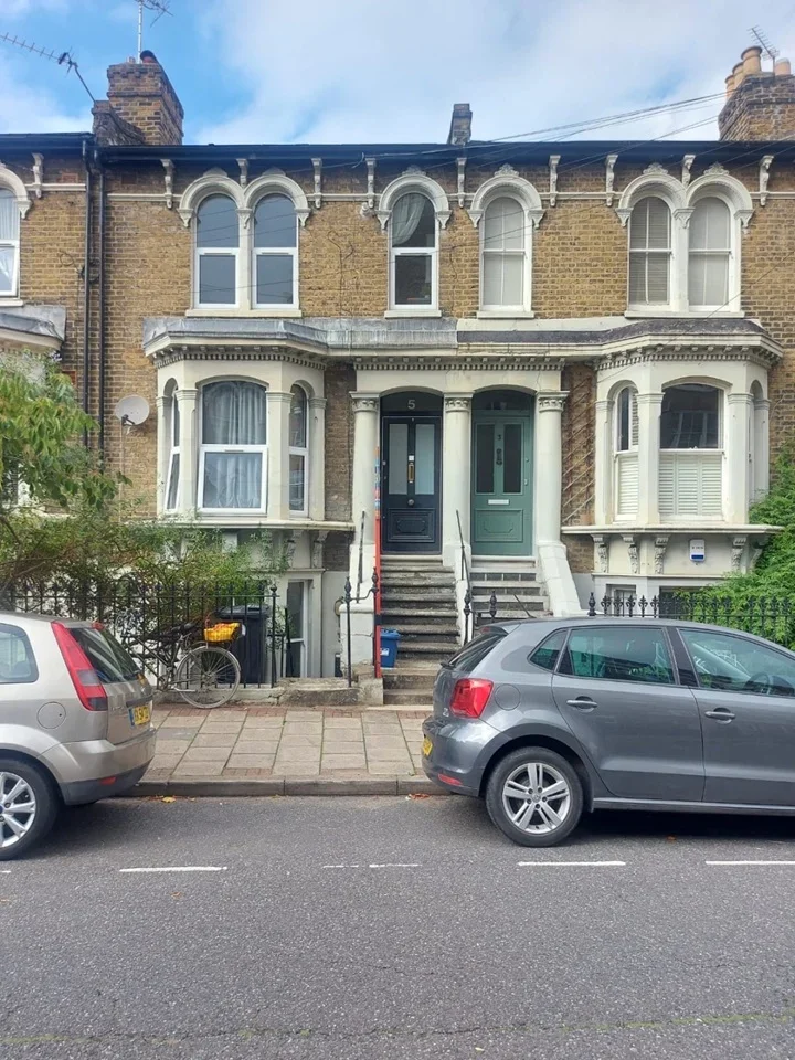Flat Penpoll Road in Greater London