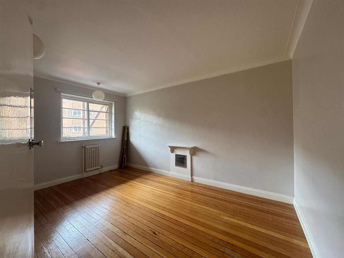 Flat Dorchester Court in Greater London