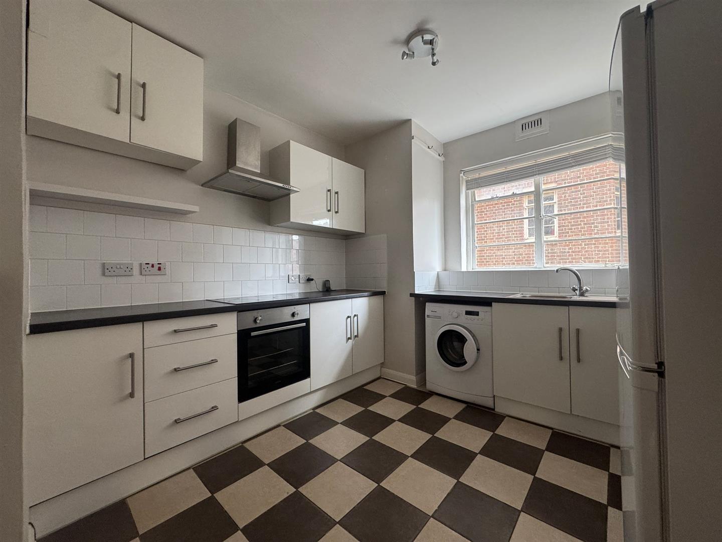 Flat Dorchester Court in Greater London
