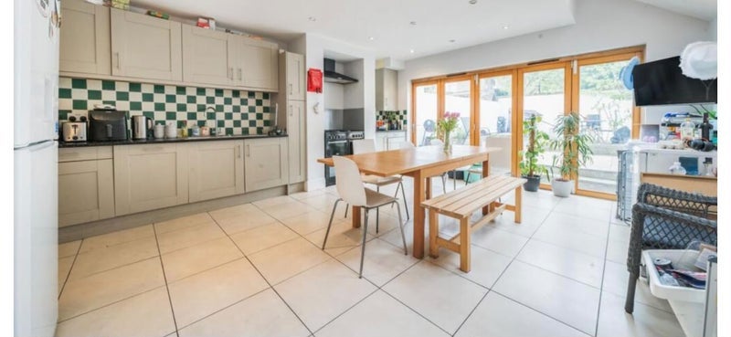 Room Stirling Road in Greater London