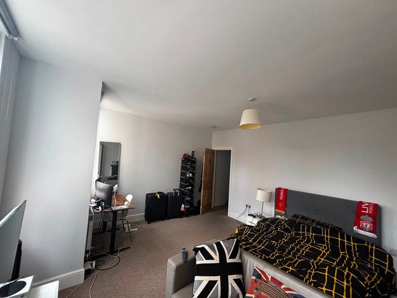 Room Stirling Road in Greater London