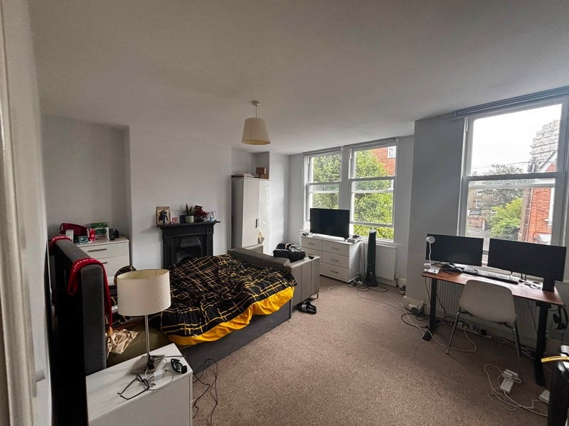 Room Stirling Road in Greater London