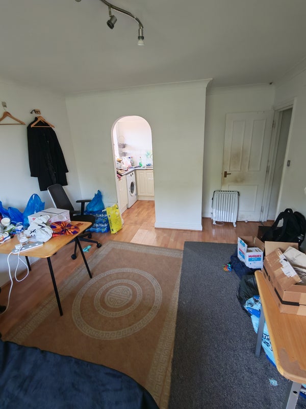 Room Hickory Close in Greater London