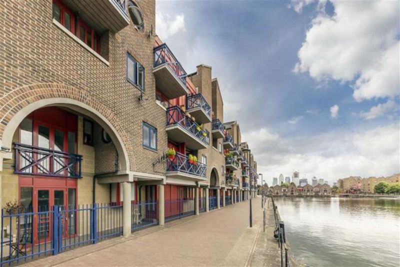 Flat Newlands Quay in Greater London