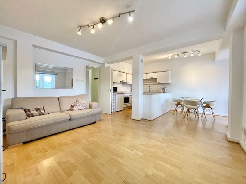 Flat Newlands Quay in Greater London