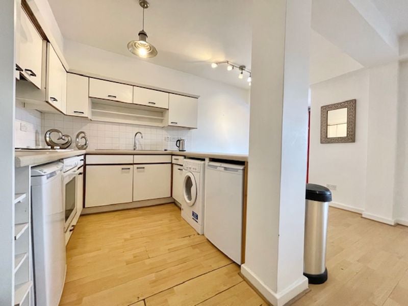 Flat Newlands Quay in Greater London
