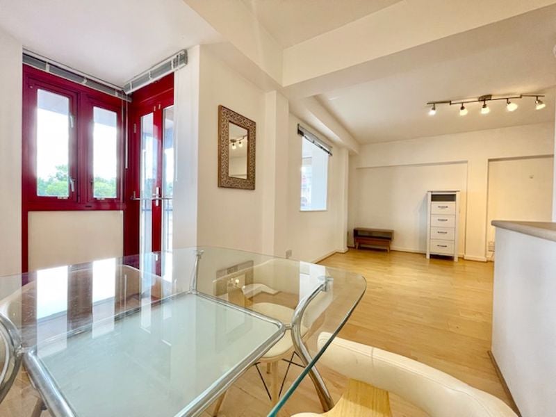 Flat Newlands Quay in Greater London